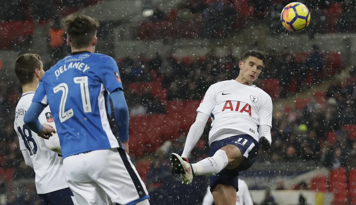 Aksi pemain Tottenham, Erik Lamela menyundul bola kegawang Rochdale pada babak kelima Piala FA  di Wembley stadium, London, (28/2/2018). Tottenham menang 6-1. (AP/Matt Dunham)