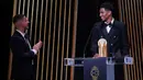 Pemenang penghargaan Kopa Trophy 2023 diumumkan oleh eks pemain Real Madrid dan Chelsea, Eden Hazard. (FRANCK FIFE / AFP)