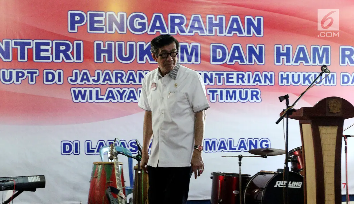 Menkumham RI, Yasonna Laoly usai memberi sambutan di Lapas Klas 1 Malang, Senin (5/6). Dalam peresmian itu, Yasonna mengatakan keberadaan pesantren At Taubah sebagai upaya pelayanan yang manusiawi kepada para tahanan. (Liputan6.com/JohanTallo)