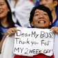 Suporter Jepang ini diberi cuti 2 minggu oleh bosnya untuk nonton Piala Dunia, ucapan terima kasihnya pun jadi sorotan. (Sumber: Twitter/FIFAWorldCup)