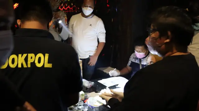 Jajaran Satuan Narkoba Polres Tangerang Selatan menyegel dua tempat hiburan malam karena melanggar aturan