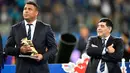 Ronaldo dan Diego Maradona bersiap memberikan penghargaan untuk pencetak gol terbanyak dalam Piala Konfederasi 2017 di Stadion Saint Petersburg, Rusia (2/7). Jerman menang 1-0 atas Chile. (AP Photo/Martin Meissner)