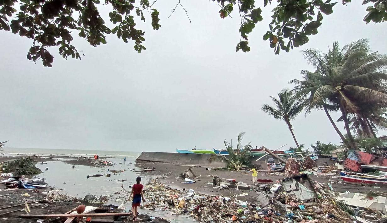 Penduduk mengecek kerusakan akibat hujan lebat dan banjir di Kota Oroquieta, Misamis Occidental (27/12/2022). Korban tewas akibat banjir di Filipina telah meningkat menjadi 25 orang, kata para pejabat pada 28 Desember, dengan badai diperkirakan akan menurunkan lebih banyak hujan di wilayah selatan dan tengah yang paling terpukul. (Photo by Handout/Angelica Villarta/AFP)