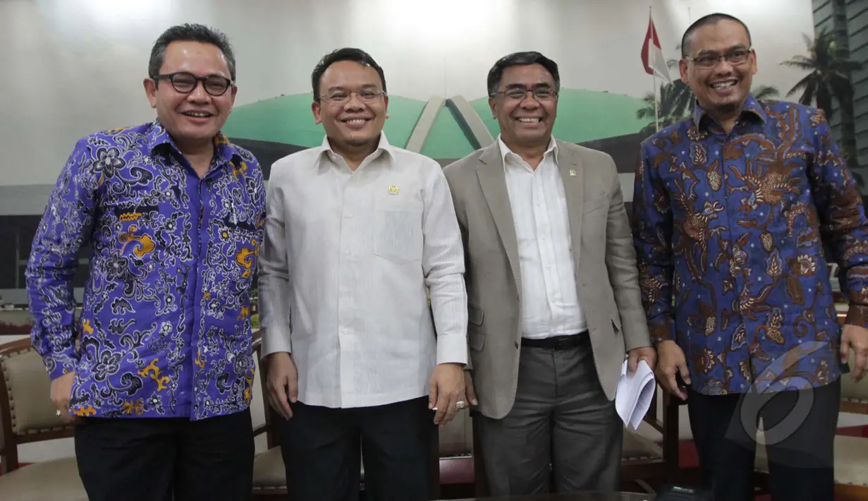 Kiri-kanan : Khatibul Umam Wiranu, Saleh Daulay, Sodik Mujahid dan Abdul Fikri Faqih saat menjadi narasumber pada diskusi permasalahan haji di Pressroom Kompleks Parlemen Senayan, Jakarta, Rabu (25/3/2015). (Liputan6.com/Andrian M Tunay)