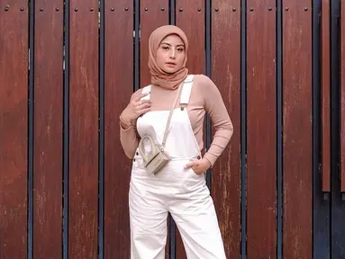 Karin Novilda atau Awkarin memang terkenal dengan gaya OOTD nya yang simpel tapi menawan. Seperti saat ini ia sering mengunggah foto OOTD nya dengan baluta hijab. Balutan hijab warna kalem ini berhasil membuat Awkarin terlihat menawan,. (Liputan6.com/IG/@awkarin)