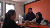 Pemeritah melalui Kementerian Sosial RI kembali menyalurkan Bansos PKH dan Program Sembako untuk jutaan penerima. Kabupaten Garut menjadi salah satu daerah yang menerima bansos Program Keluarga Harapan (PKH) dan bantuan Sembako, dengan jumlah penerima manfaat mencapai lebih dari 35.000 KPM (Keluarga Penerima Manfaat). (Dok. PT Pos Indonesia)