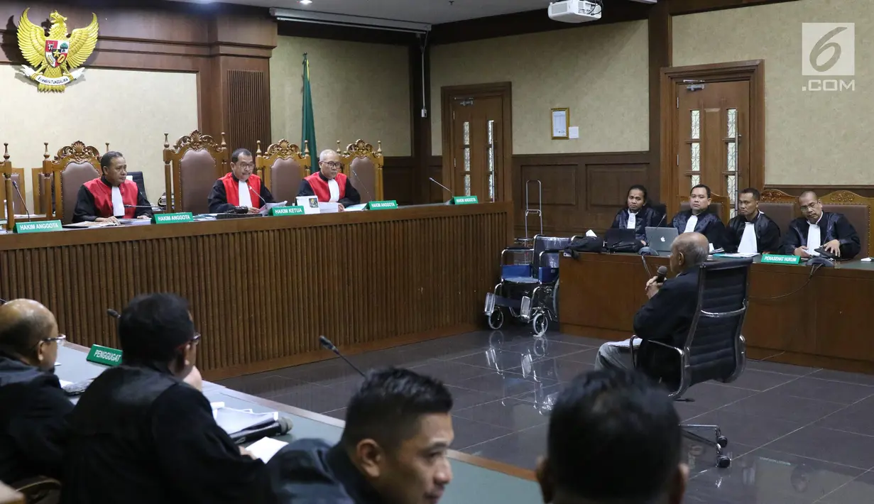 Mantan Kepala Staf Komando Strategis Angkatan Darat (Kostrad) Kivlan Zen menjalani sidang perdana kasus kepemilikan senjata api ilegal di Pengadilan Negeri Jakarta Pusat,  Selasa (10/9/2019). Sidang ini beragenda pembacaan dakwaan oleh Jaksa Penuntut Umum (JPU). (Liputan6.com/Angga Yuniar)