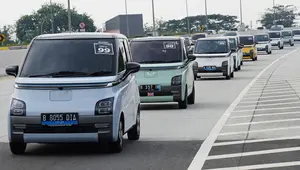 Konvoi Wuling Air ev menuju lokasi acara Drive Green Festival di Summarecon Mall Serpong, Tangerang. (ist)