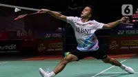 Pebulu tangkis tunggal putra Indonesia, Anthony Sinisuka Ginting saat melawan Kenta Nishimoto (Jepang) pada babak 32 besar Indonesia Open 2024 di Istora Gelora Bung Karno, Senayan, Jakarta, Selasa (4/6/2024). (Liputan6.com/Herman Zakharia)