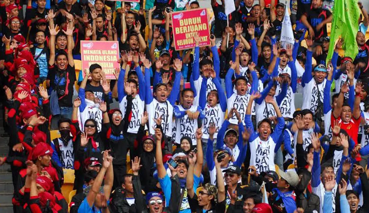 Ribuan buruh dari berbagai organisasi perburuhan itu tampak semangat meneriakkan semangat sekaligus mengajukan beberapa tuntutan (Liputan6.com/Miftahul Hayat)