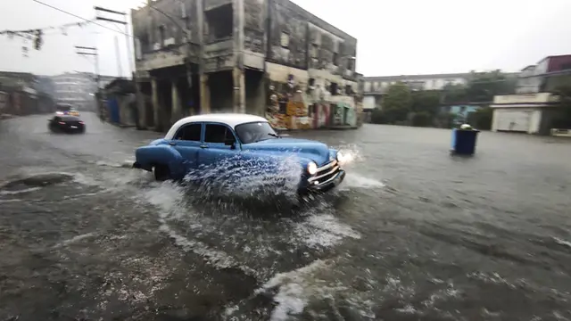 FOTO: Saat Mobil-Mobil Tua Terjang Banjir di Havana