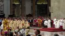 Paus Fransiskus (ketiga kanan) memimpin Misa Malam Natal di Basilika Santo Petrus, Vatikan, 24 Desember 2022. Puluhan ribu umat Katolik yang taat dari seluruh dunia berkumpul menghadiri acara tersebut. (AP Photo/Gregorio Borgia)