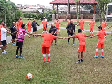 Suasana santai pemain dan pelatih Persija Jakarta saat latihan pagi di Bandung, Sabtu (16/7/2016). (Bola.com/Nicklas Hanoatubun)