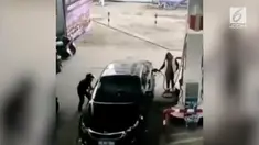 Aksi pencurian di sebuah SPBU terekam kamera cctv. Kejadian selanjutnya sukses bikin warganet ngakak.
