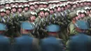 Dalam foto yang diambil dengan eksposur lambat ini menunjukkan pasukan terjun payung Rusia berbaris menuju Lapangan Merah saat parade militer Hari Kemenangan di Moskow, Rusia, Minggu (9/5/2021). Parade militer ini untuk memperingati 76 tahun berakhirnya Perang Dunia II di Eropa. (AP Photo)