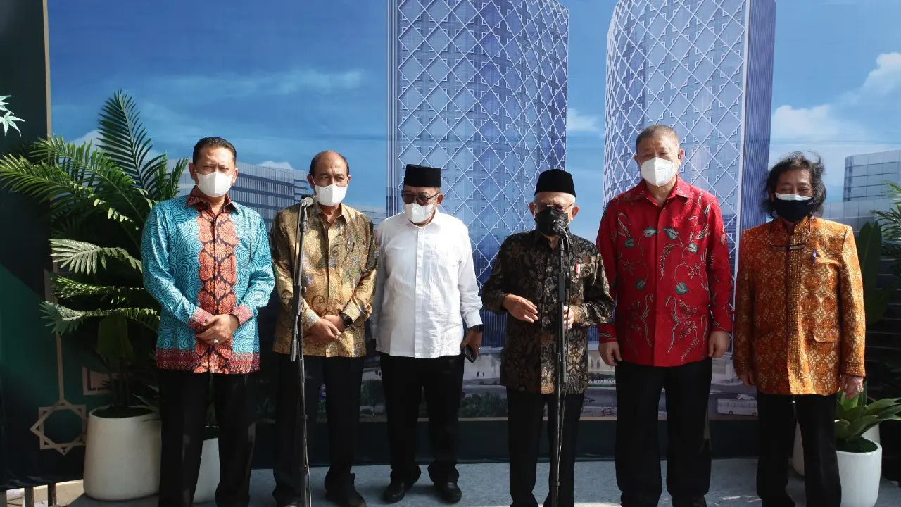 Wakil Presiden Ma'ruf Amin meresmikan pemasangan atap atau Topping Off Menara Syariah, yang menjadi bagian dari Pusat Keuangan Syariah Internasional di Pantai Indah Kapuk (PIK) 2, di Jakarta, Selasa.
