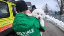 Seorang petugas menggendong anak anjing yang berhasil diselamatkan dari reruntuhan Hotel Rigopiano di Farindola, Italia (22/1). Regu penyelamat setempat mengatakan enam orang telah ditemukan hidup di hotel tersebut.  (Alessandro Di Meo / ANSA via AP)