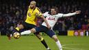 Pemain Tottenham, Vincent Janssen (kanan) brebut bola dengan pemain Watford, Younes Kaboul  pada laga Premier League di Vicarage Road, (1/1/2017). Spurs menang 4-1. (Action Images via Reuters/Paul Childs)