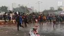 Mahasiswa berlarian saat polisi menembakkan gas air mata dan water cannon dalam demonstrasi menolak pengesahan RUU KUHP dan revisi UU KPK di depan Gedung DPR, Jakarta, Selasa (24/9/2019). Polisi menghalau mahasiswa yang berusaha masuk ke area Gedung DPR. (Liputan6.com/JohanTallo)