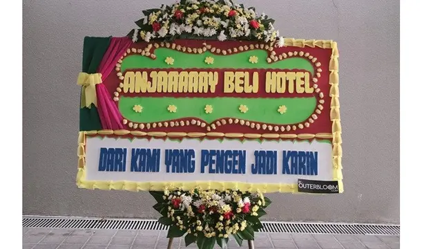 Awkarin Dikabarkan Beli Hotel, 6 Potret Tulisan di Karangan Bunganya Ini Curi Perhatian
