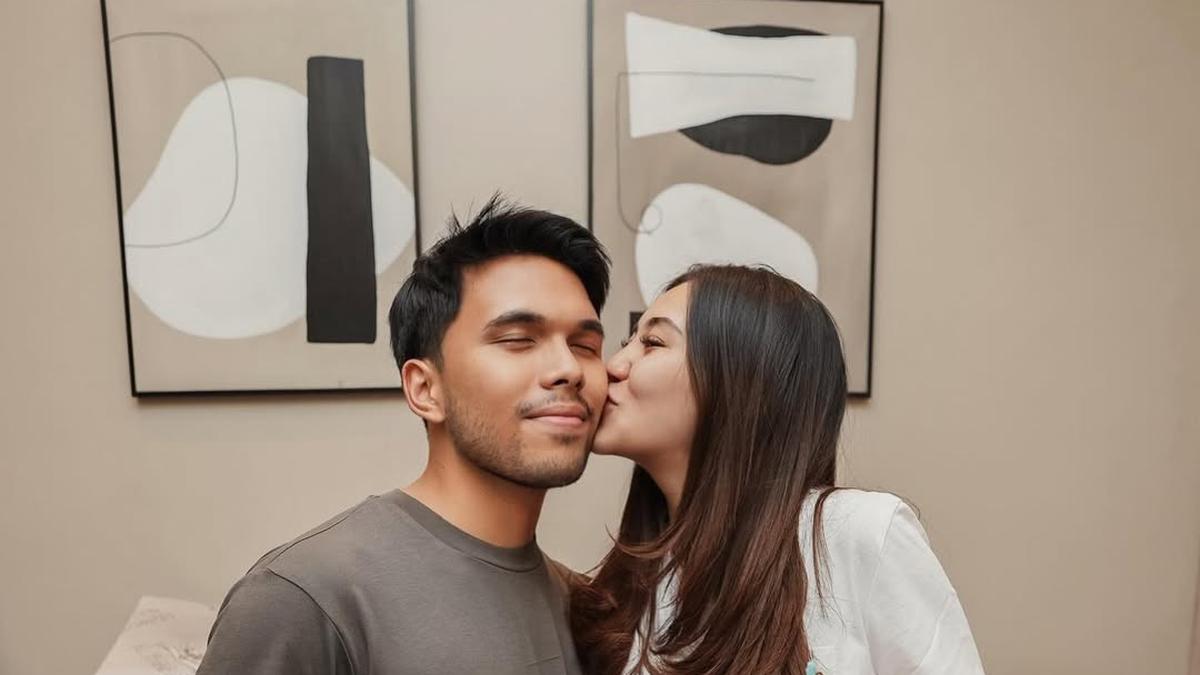 Rayakan Ulang Tahun Suami, Aaliyah Massaid Tampil Kasual Manis dengan Kaus Oblong Putih