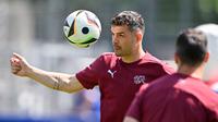 Gelandang Swiss #10 Granit Xhaka mengontrol bola selama sesi latihan MD-1 menjelang laga Grup A UEFA Euro 2024 di Robert-Schlienz-Stadion, Stuttgart, Selasa (18/6/2024). (Fabrice COFFRINI / AFP)