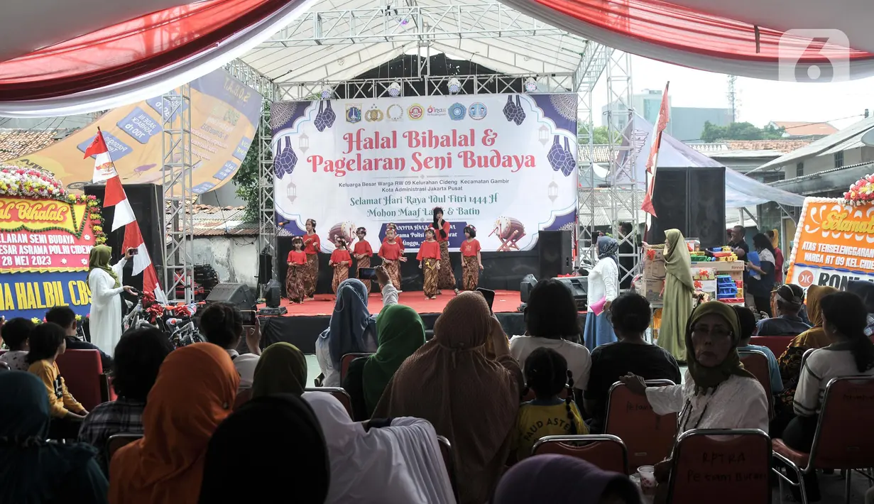 Pagelaran seni budaya yang ditampilkan dalam halalbihalal ini antara lain Palang Pintu, Barongsai, marawis, kuliner, dan tari yang dipentaskan oleh anak-anak. (merdeka.com/Iqbal S Nugroho)