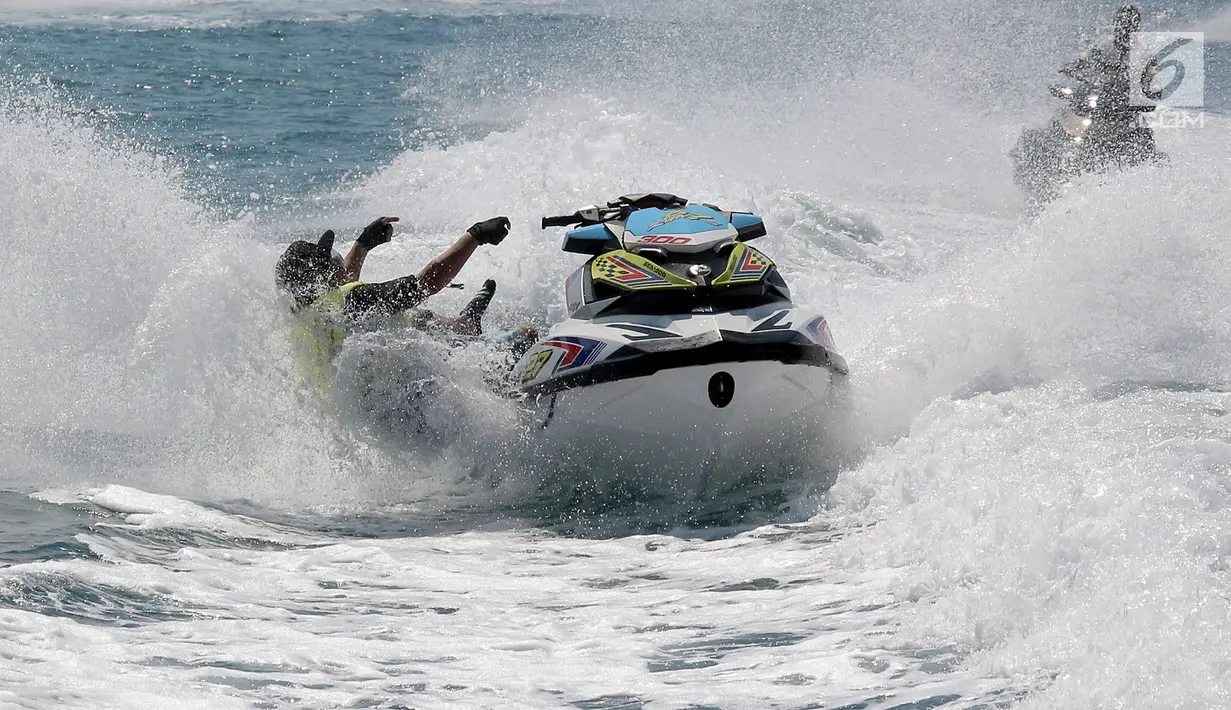 Seorang pemain jet ski terjatuh saat konvoi menuju pulau Pramuka pada acara Seadoo Club Indonesia (SCI) Peduli 2017 di Jakarta, Sabtu (17/6). Konvoi tersebut dilakukan untuk mengisi libur di bulan suci Ramadan. (Liputan6.com)