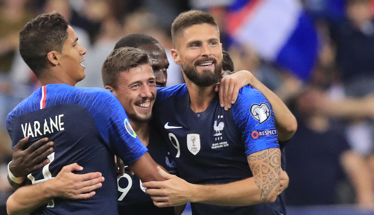 Pemain Prancis, Clement Lenglet (tengah)berselebrasi dengan rekannya usai mencetak gol ke gawang Andorra pada pertandingan grup H Kualifikasi Euro 2020 di Stade de France di Saint Denis, Paris (10/9/2019). Prancis menang telak 3-0 atas Andorra. (AP Photo/Michel Euler)