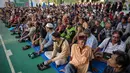 Tahun ini, total zakat yang didistribusikan mencapai Rp16 miliar, meningkat dua kali lipat dibanding tahun sebelumnya. Tampak dalam foto, warga mengantre untuk menerima bantuan uang tunai di masjid Cheng Hoo, Surabaya, Jawa Timur pada Rabu 4 Maret 2026. (JUNI KRISWANTO/AFP)