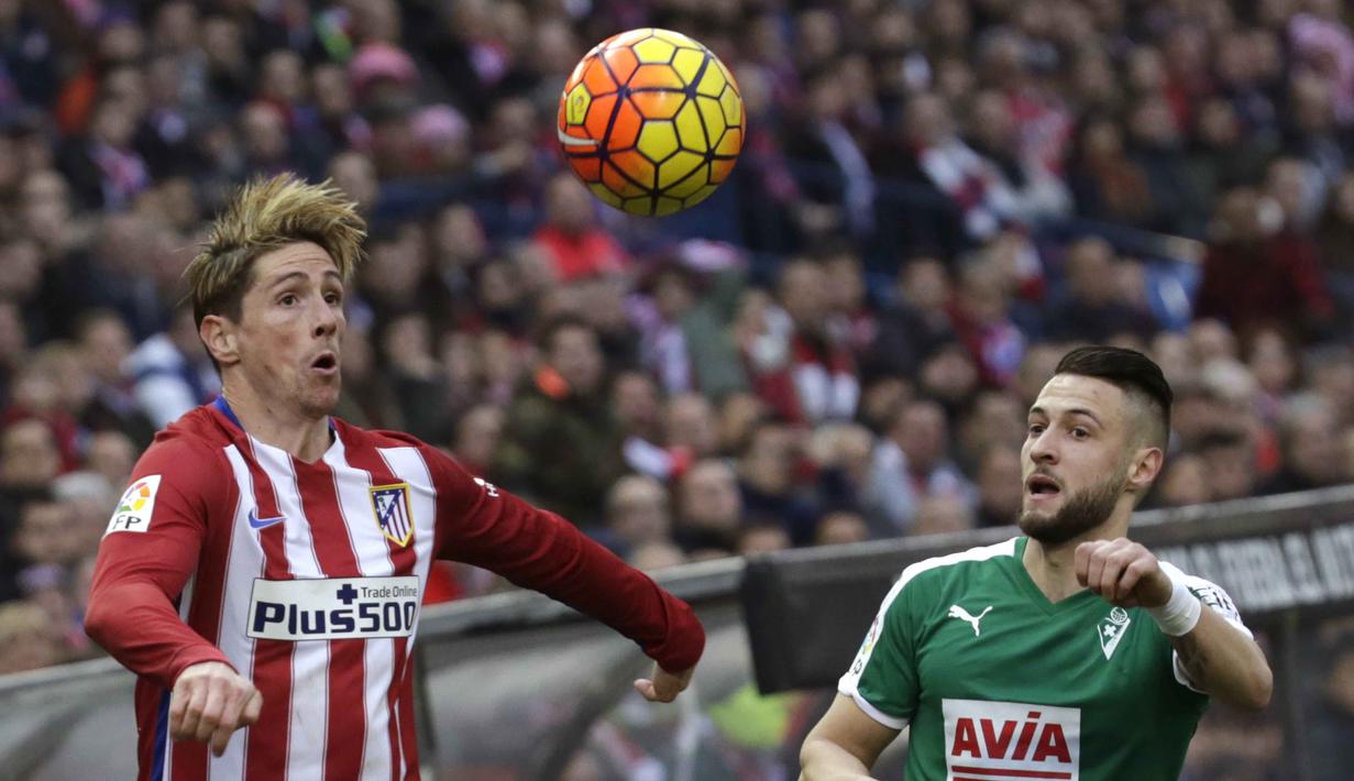 Fernado Torres (kiri) saat melakukan duel dengan Pemain SD Eibar,  David Junca pada Lanjutan La Liga Spanyol di Stadion Vicente Calderon, Sabtu (6/2/2016). (EPA/Javier Lizon)