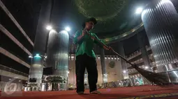 Petugas membersihkan karpet untuk persiapan salat tarawih di Masjid Istiqlal, Jakarta, Rabu (17/6/2015). Warga Muslim di Indonesia bersiap menjalankan ibadah puasa 1436 H dengan ditandai pelaksanaan salat sunat tarawih. (Liputan6.com/Faizal Fanani) 