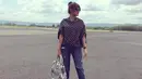 Terlihat berada di lapangan terbang, Raisa tampil dengan Ripped Jeansnya yang dipadukan dengan blouse bermotif lurik. Dengan bun hair, sun glasses dan anting panjangnya, tampilan Raisa trendy banget saat itu. (Instagram/raisa6690)