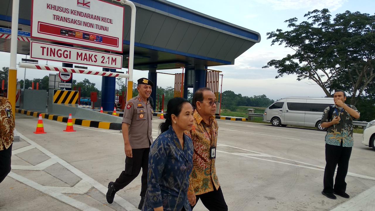 Menteri BUMN Rini Soemarno menyusuri Jalan Tol Trans Sumatera ruas Bakauheni-Terbanggi Besar sepanjang 140,9 kilometer (km) pada Jumat ini (8/3/2019). Dok Kementerian BUMN