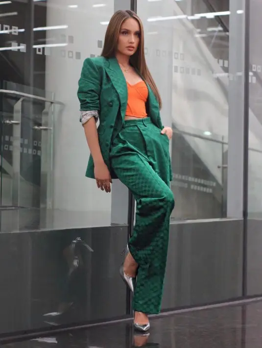 Untuk formal outfit, kombinasi set blazer hijau dengan bustier top warna oranye bikin penampilan terlihat lebih trendy! (Instagram/claurakiehl).