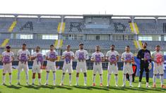 Para pemain timnas Iran melakukan aksi simbolis dengan membawa tas sekolah sebelum melakoni laga uji coba melawan Nigeria di Stadion Corendon Airlines Park, Antalya, Turki, Jum’at, 27 Maret 2026. (AP Photo/Riza Ozel)