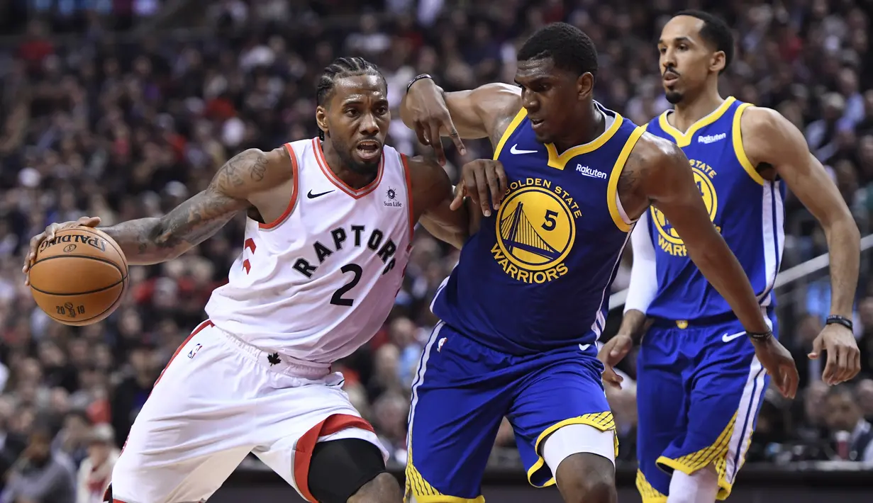 Pebasket Toronto Raptors, Kawhi Leonard, berusaha melewati pebasket Golden State Warriors, Kevon Looney, pada laga Final NBA di Scotiabank Arena, Toronto, Kamis (30/5). Raptors menang 118-109 atas Warriors. (AP/Frank Gunn)