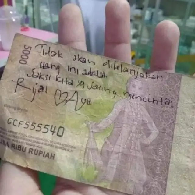 6 Tulisan Romantis di Uang Kertas Ini Kocak, Dijadikan Seperti Surat Cinta