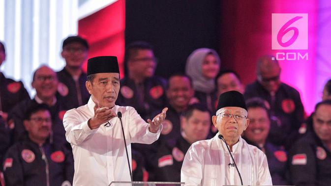 Capres dan Cawapres nomor urut 01 Joko Widodo-Ma'ruf Amin saat Debat Capres Pilpres 2019 pertama di Hotel Bidakara, Jakarta, Kamis (17/1). Debat perdana ini mengangkat tema hukum, hak asasi manusia, terorisme, dan korupsi. (Liputan6.com/Faizal Fanani)