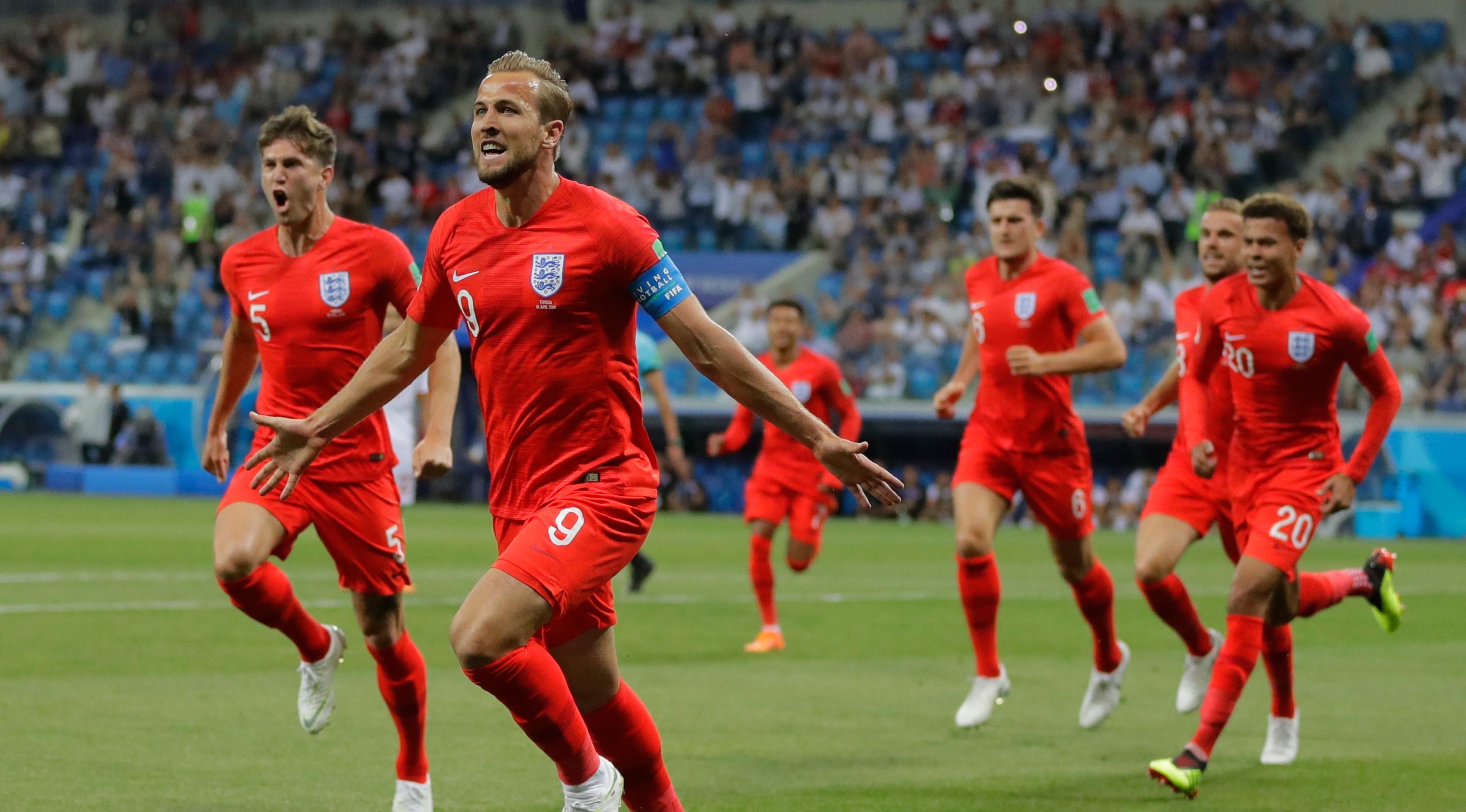 Pemain Inggris, Harry Kane (depan kiri) melakukan selebrasi usai mencetak gol ke gawang Tunisia dalam penyisihan Grup G Piala Dunia 2018 di Volgograd Arena, Volgograd, Rusia, Senin (18/6). Dua gol Kane bawa Inggris menang 2-1. (AP Photo/Sergei Grits)