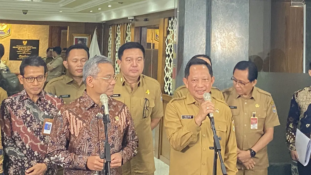 Menteri Dalam Negeri (Mendagri) Tito Karnavian menerima kunjungan Menteri Keuangan (Menkeu) Suahasil Nazara.