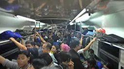 Suasana dalam KRL yang penuh penumpang saat melintas di Stasiun Manggarai, Jakarta, Selasa (10/4). Adanya rencana Pemadaman listrik oleh Satker Prasarana Jabotabek di Gardu listrik Citayam, mulai 10 April sampai 24 April perjalanan KRL menjadi perpetak jalan (jalan satu persatu) dan akan menguragi kecepatan waktu tempuh KRL. (Antara)