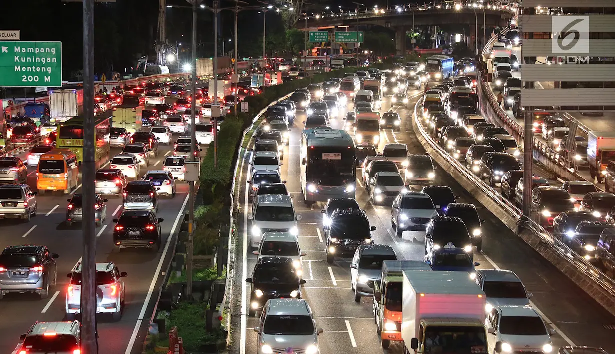 Penampakan kemacetan kendaraan di Tol Dalam Kota dan Jalan Gatot Soebroto di Jakarta, Kamis (15/2). Jelang libur Imlek, kemacetan tetap terjadi di sejumlah ruas jalan protokol Ibu Kota. (Liputan6.com/Immanuel Antonius)