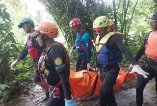 Murid SMK dievakuasi usai lompat ke sungai. (Liputan6.com/Achmad Sudarno)