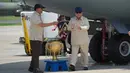 Presiden Republik Indonesia Prabowo Subianto meresmikan pesawat kargo militer Airbus A400M TNI AU yang baru tiba di Pangkalan Udara Halim Perdanakusuma di Jakarta, Indonesia, Senin 3 November 2025. Kedatangan pesawat ini merupakan bagian dari kontrak pembelian dua unit A400M yang ditandatangani oleh Kementerian Pertahanan Indonesia pada tahun 2021. (AP Photo/Achmad Ibrahim)
