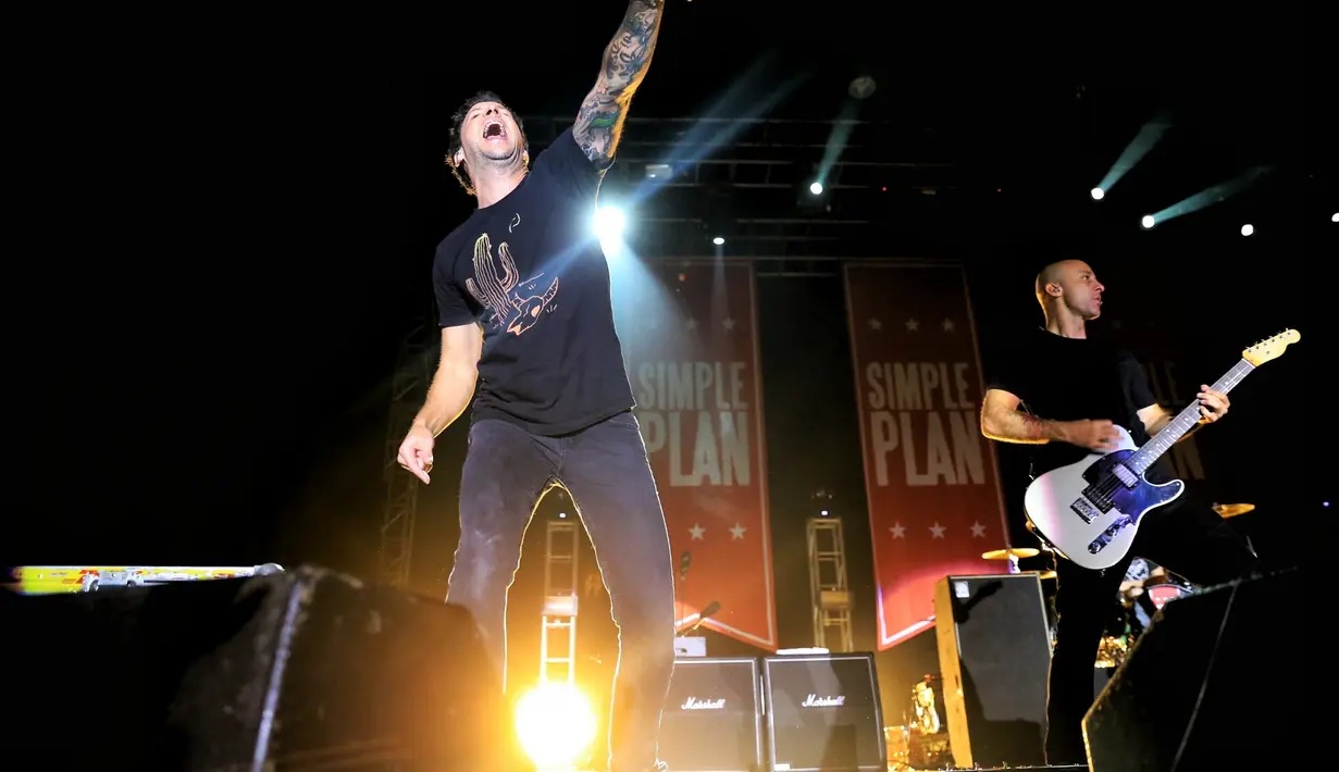 Band asal Kanada, Simple Plan melanjutkan konsernya ke Jakarta. Sebelumnya, Simple Plan menggelar konser di Bali, dalam acara Soundrenaline 2016. Di Jakarta, Simple Plan kembali diserbu penggemarnya. (Adrian Putra/Bintang.com)
