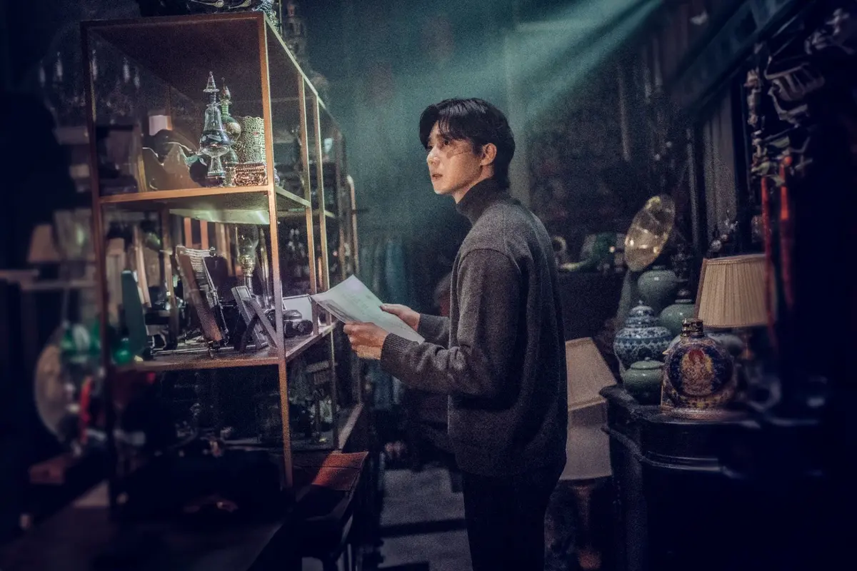 Park Seo Joon dalam serial Gyeongseong Creature Season 2. [Foto: Netflix]