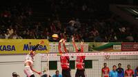 Tim Palembang Bank Sumsel Babel tumbang 0-3 (25-28, 21-25, 23-25) dari Jakarta Pertamina Energi di GOR Tri Dharma, Gresik, Jumat Malam (2/2/2018). (Bola.com/Aditya Wany)