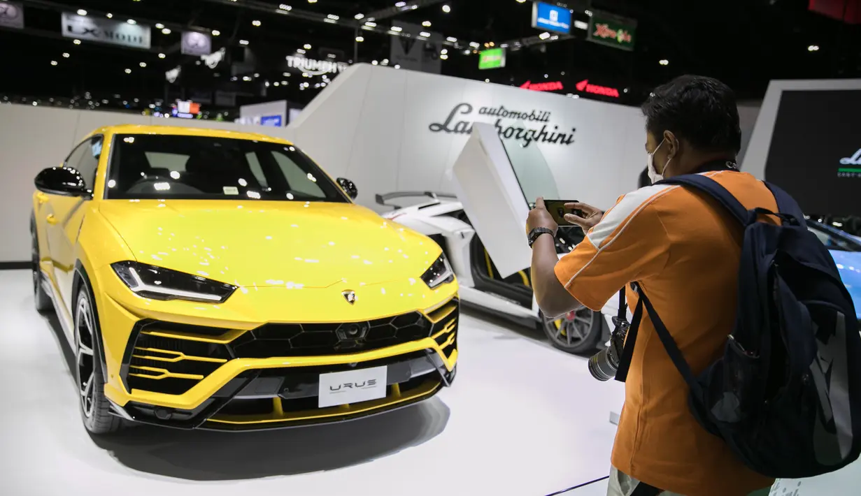 Seorang pengunjung memotret mobil Lamborghini Urus di Bangkok International Motor Show ke-41 di Bangkok, Thailand, pada 16 Juli 2020. Bangkok International Motor Show ke-41 dimulai pada 15 Juli dan akan berlangsung hingga 26 Juli di Bangkok. (Xinhua/Zhang Keren)