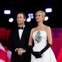 Usai dilantik, Presiden Donald Trump gelar pesta pelantikan di Liberty Hall. Di antara para peremuan yang hadiri acara tersebut, penampilan Ivanka Trump yang paling curi perhatian. [@sarietydskrif]